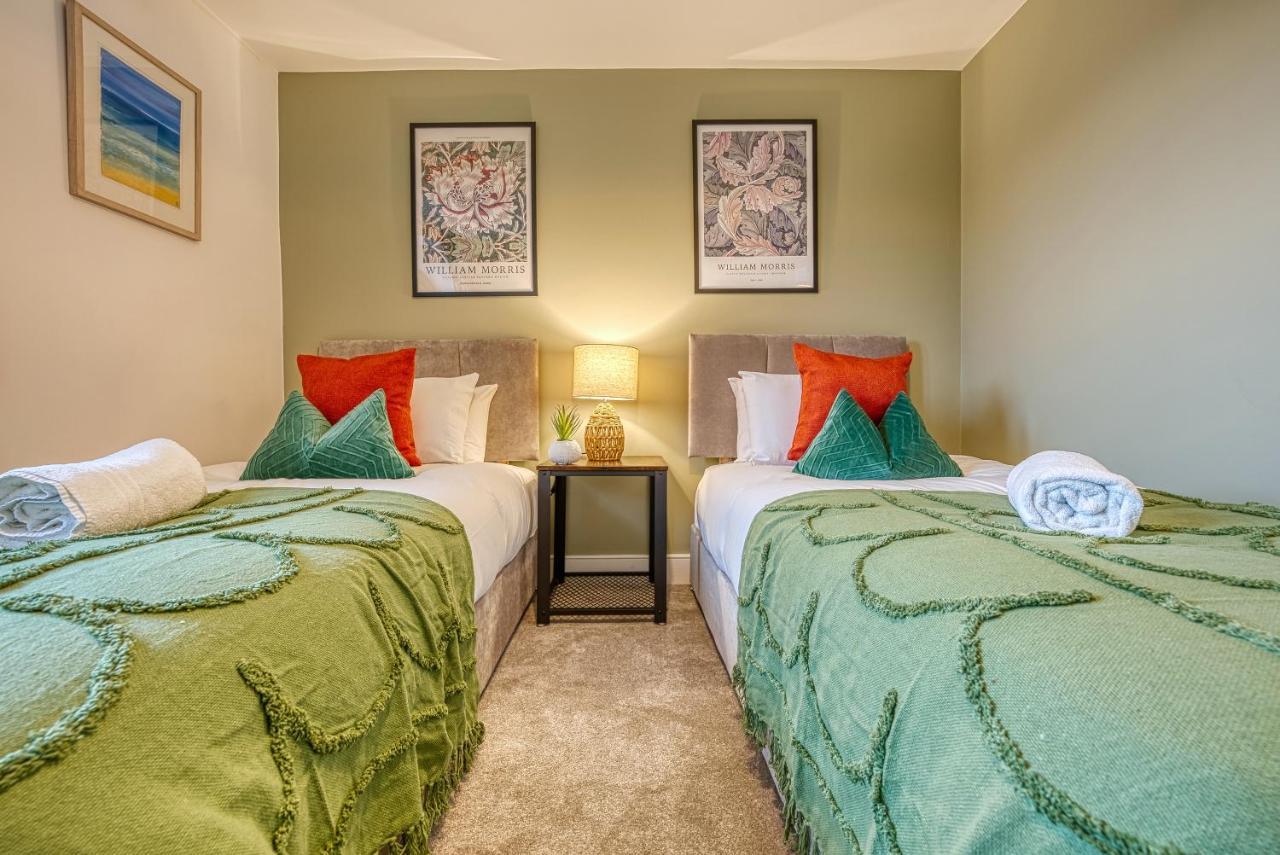 Ashcroft Loft By Timeless Stays - Stunning 3 Bedroom, 2 Bathrooms, Charming Central Apartment Featuring A Balcony Cirencester Esterno foto