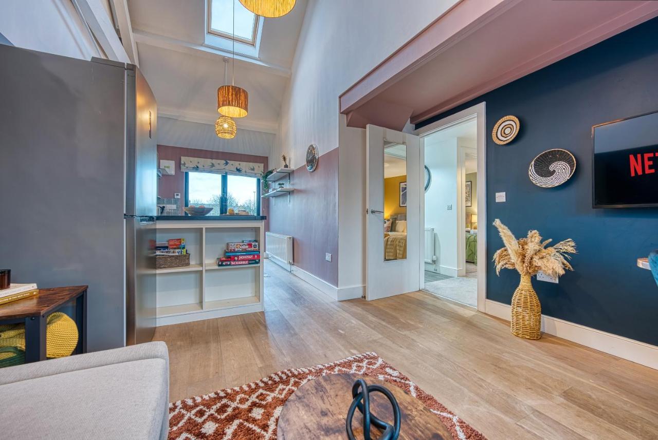 Ashcroft Loft By Timeless Stays - Stunning 3 Bedroom, 2 Bathrooms, Charming Central Apartment Featuring A Balcony Cirencester Esterno foto