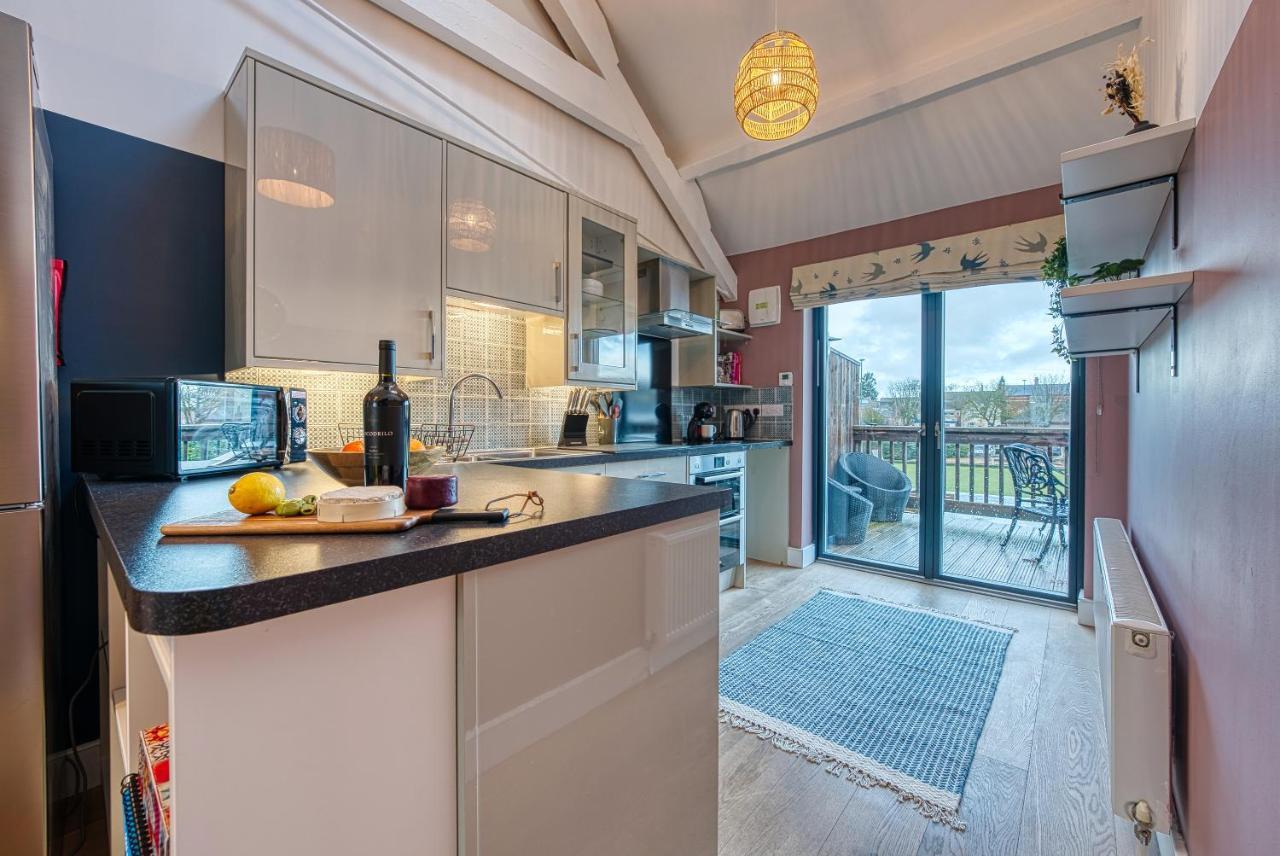 Ashcroft Loft By Timeless Stays - Stunning 3 Bedroom, 2 Bathrooms, Charming Central Apartment Featuring A Balcony Cirencester Esterno foto