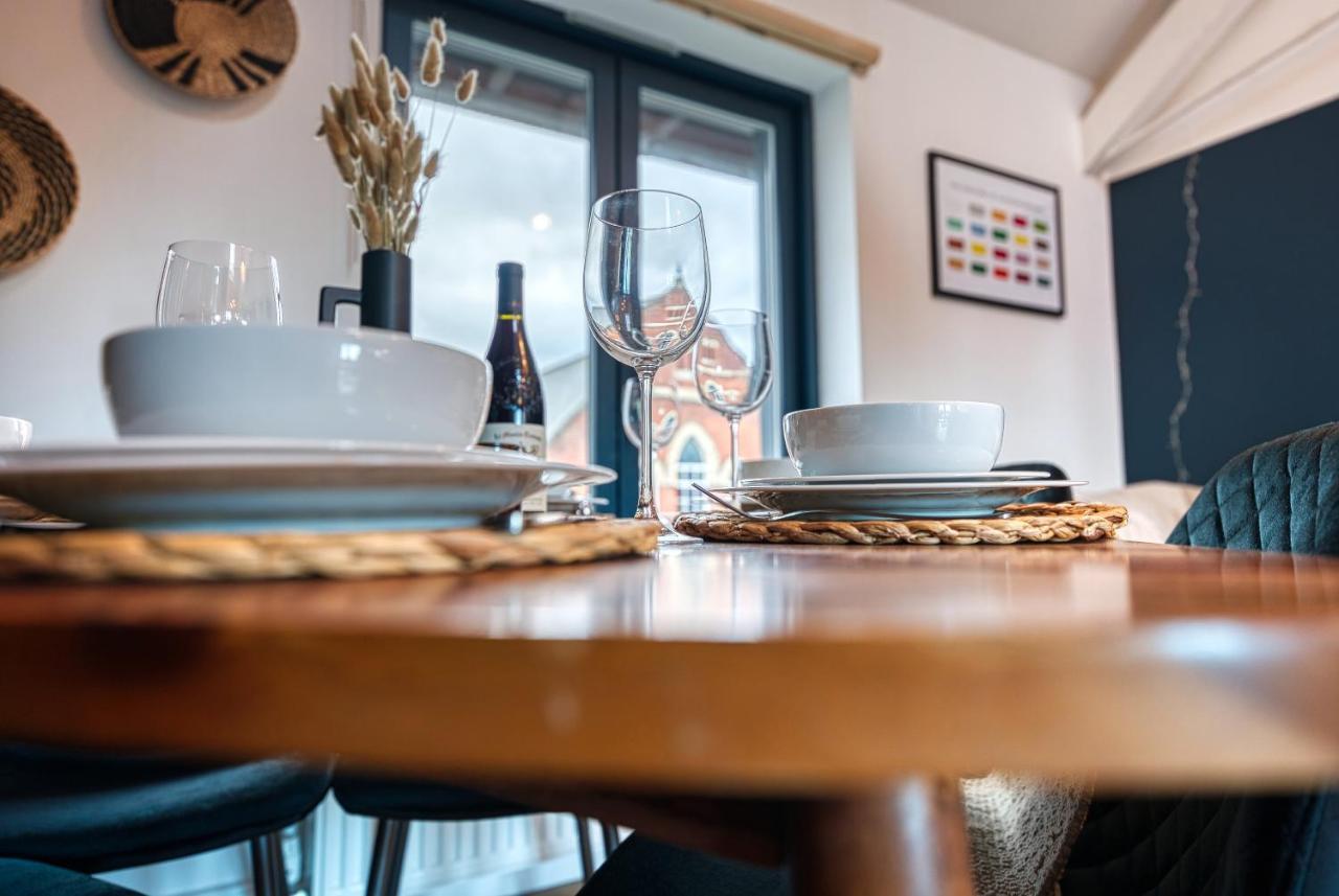 Ashcroft Loft By Timeless Stays - Stunning 3 Bedroom, 2 Bathrooms, Charming Central Apartment Featuring A Balcony Cirencester Esterno foto