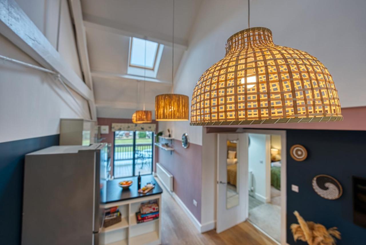 Ashcroft Loft By Timeless Stays - Stunning 3 Bedroom, 2 Bathrooms, Charming Central Apartment Featuring A Balcony Cirencester Esterno foto