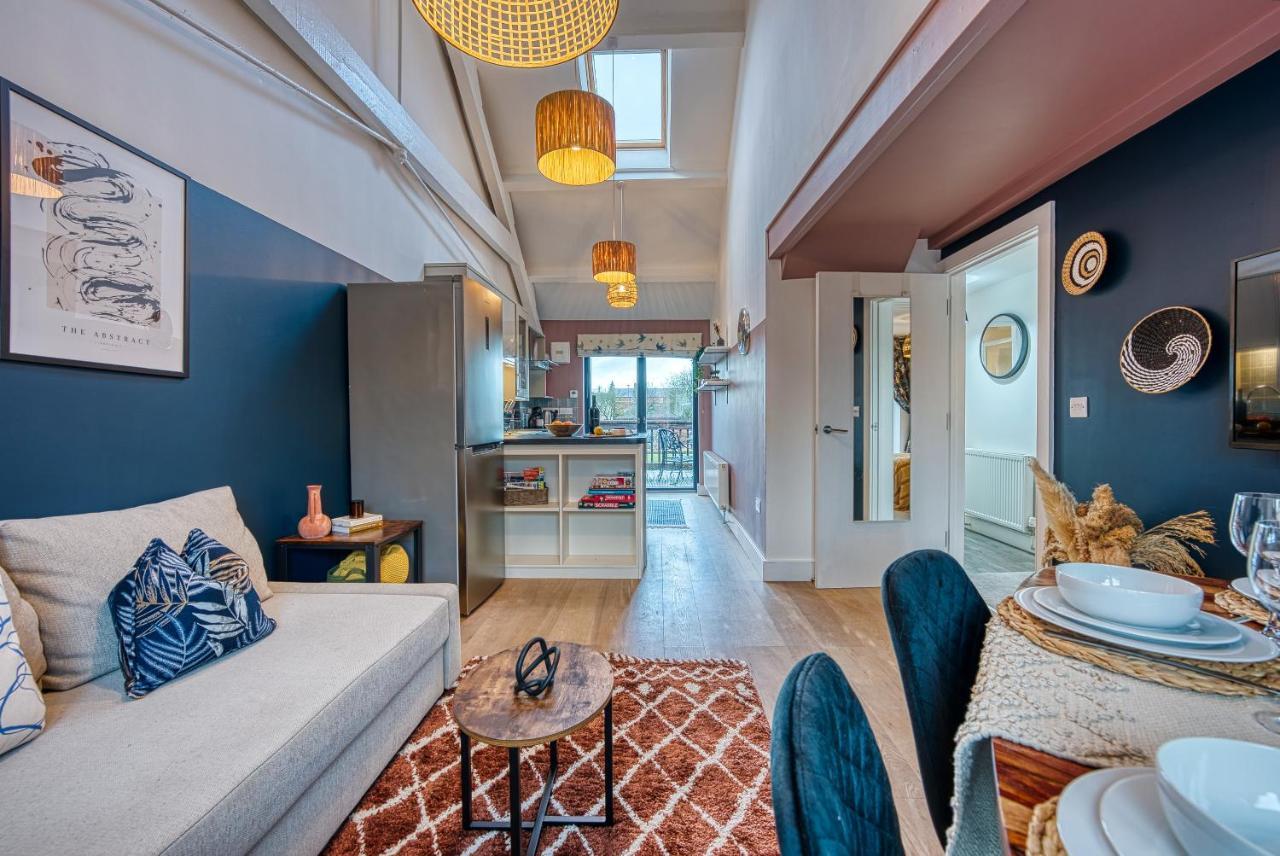 Ashcroft Loft By Timeless Stays - Stunning 3 Bedroom, 2 Bathrooms, Charming Central Apartment Featuring A Balcony Cirencester Esterno foto