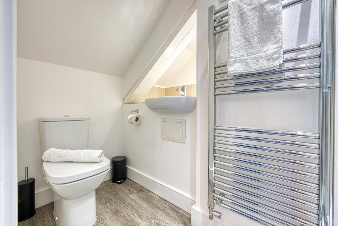 Ashcroft Loft By Timeless Stays - Stunning 3 Bedroom, 2 Bathrooms, Charming Central Apartment Featuring A Balcony Cirencester Esterno foto