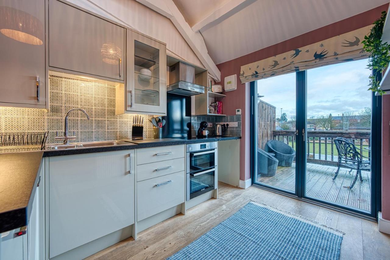 Ashcroft Loft By Timeless Stays - Stunning 3 Bedroom, 2 Bathrooms, Charming Central Apartment Featuring A Balcony Cirencester Esterno foto