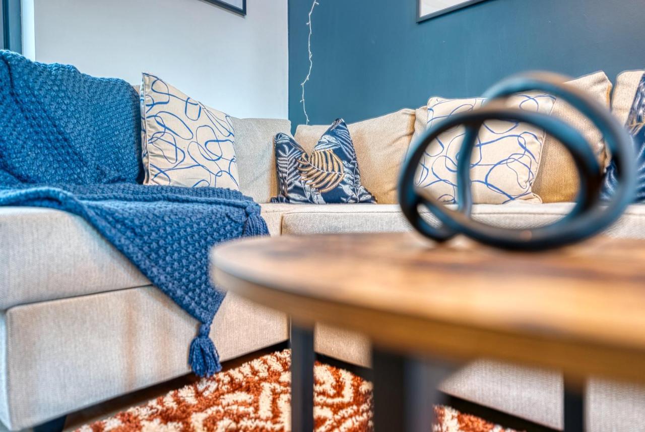 Ashcroft Loft By Timeless Stays - Stunning 3 Bedroom, 2 Bathrooms, Charming Central Apartment Featuring A Balcony Cirencester Esterno foto